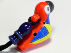 フェアトレードのオカリナペンダントオオハシ・コンゴウインコ